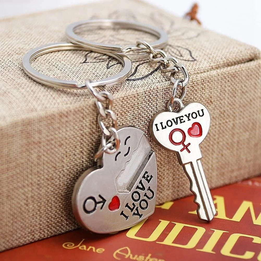 Juego de 2 llaveros con forma de corazón para hombre y mujer, ideal como regalo para parejas.